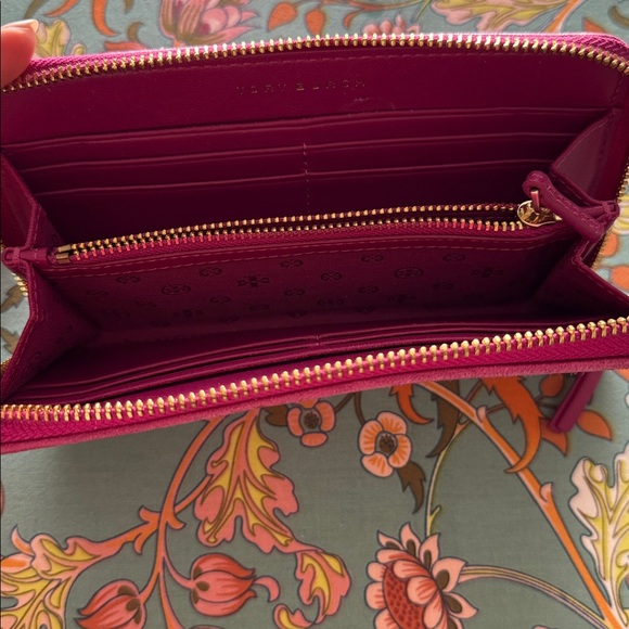 Tory Burch Alexa wallet. Raspberry - Picture 4 of 10
